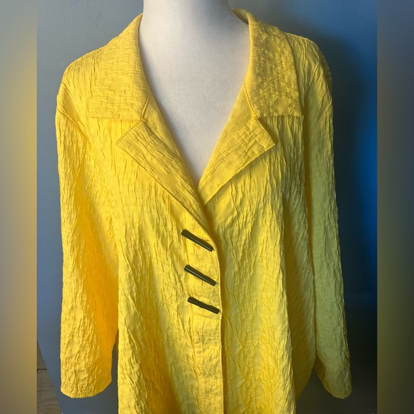 Joseph Ribkoff Bright Yellow Crinkly Fabric Capelike Jacket W/ Supercool Buttons - Picture 2 of 7